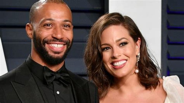 Ashley Graham discusses vow renewal – wait 'til you see her red carpet bridal gown