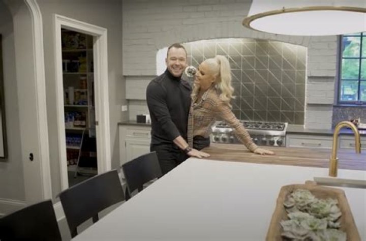 Blue Bloods' Donnie Wahlberg and Jenny McCarthy's bathroom inside Illinois home is straight out of Pretty Woman