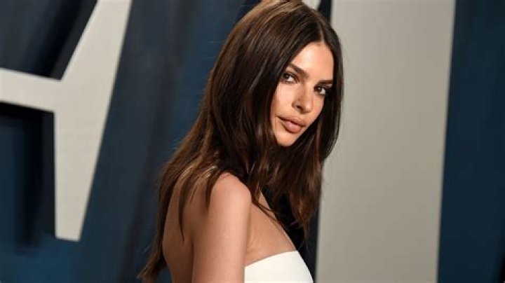 Emily Ratajkowski debuts unreal new retro hairstyle – see photos