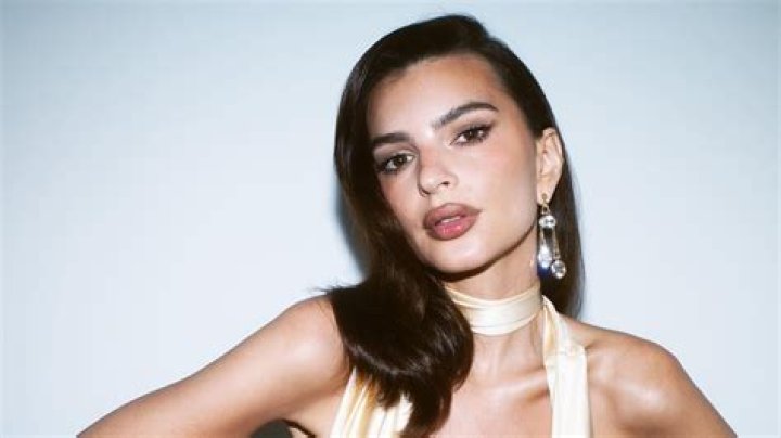 Emily Ratajkowski shows off baby bump in stunning string swimsuit