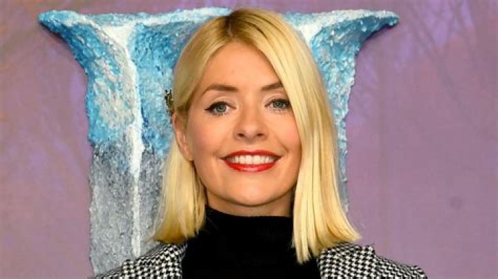 Holly Willoughby is totally gorgeous in figure-hugging pair of cropped jeans