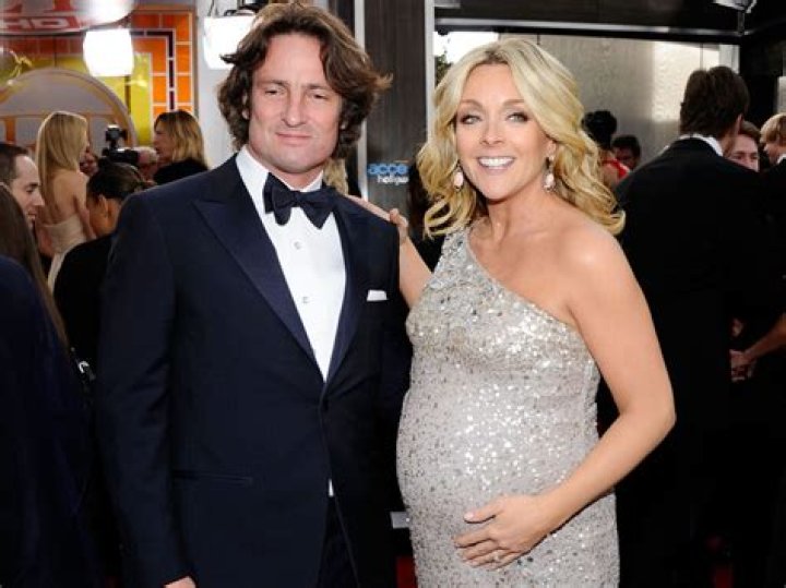 
Jane Krakowski Lesbian Rumors – Is She Engaged To Her Boyfriend Robert Godley? 