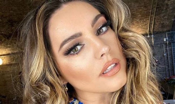 Kelly Brook stuns in tiny peach bikini for gorgeous seaside snap