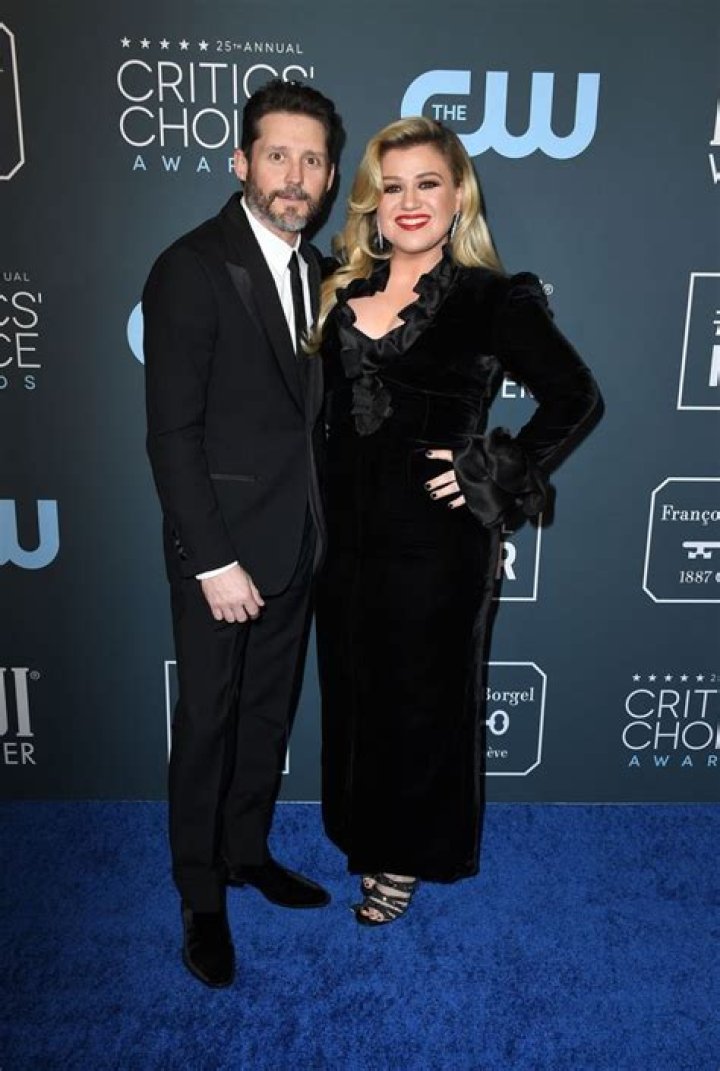 Kelly Clarkson slams ex Brandon Blackstock, his dad, divorce settlement in scathing Las Vegas performance