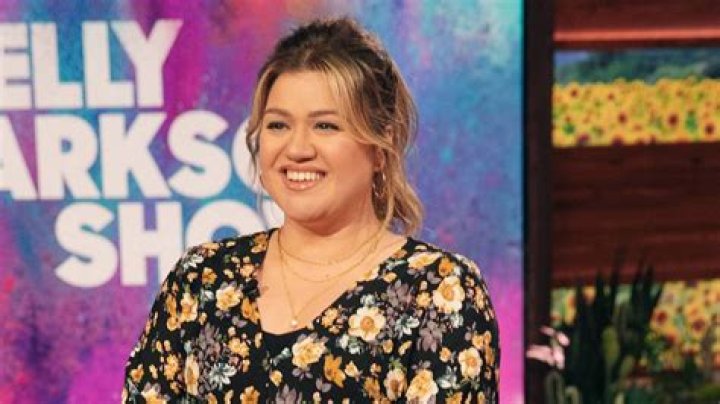 Kelly Clarkson sparks a debate among fans as they weigh in on her latest fashion choice