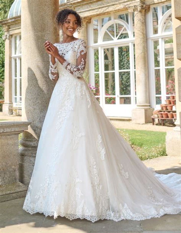 Lisa Faulkner's two bridal gowns for 24-acre estate wedding with John Torode - photos