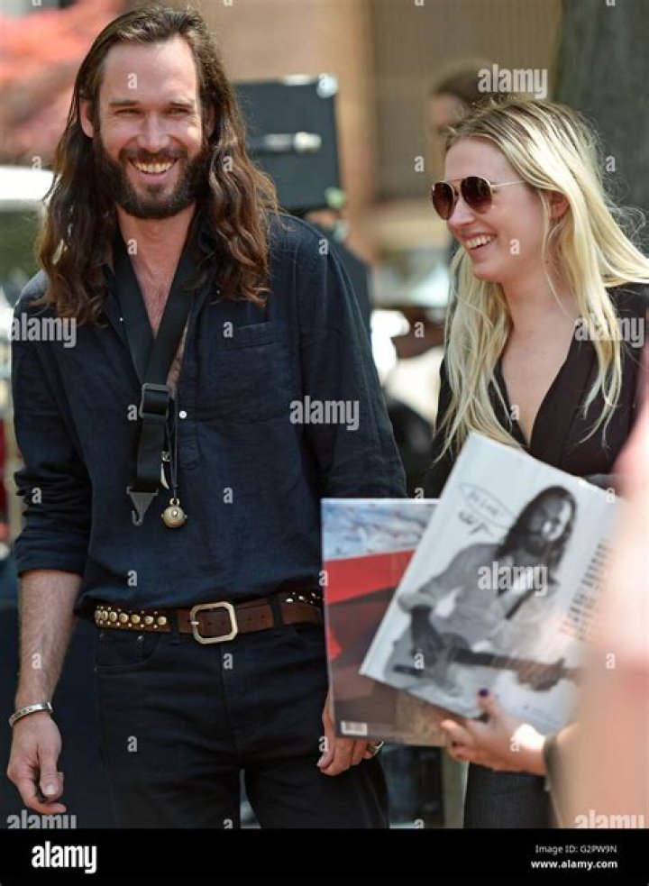 
Natalie Bergman and Elliot Bergman Age and Net Worth Comparison For A Brother 