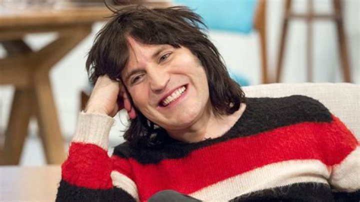 Noel Fielding divides fans with sneak peek inside his wardrobe at family home