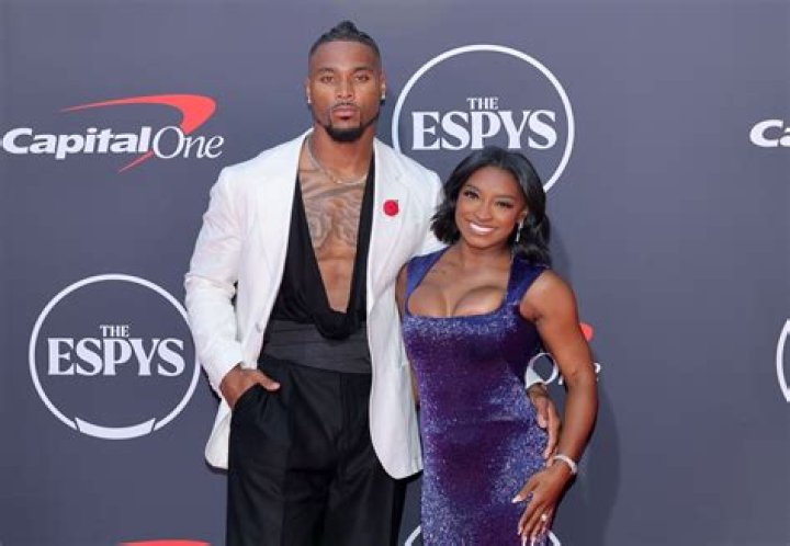 Simone Biles and husband Jonathan Owens look 'unbothered' as they share a Christmas kiss
