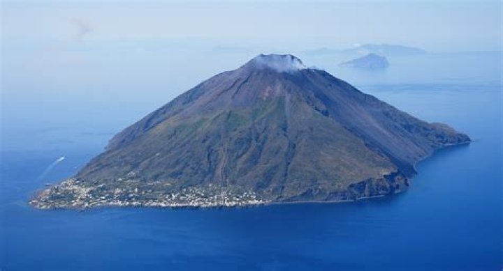Stromboli: the volcanic passion of the Aeolian Isles
