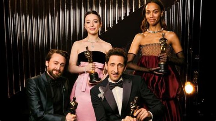 Triumphant sister act for Olsen twins at 'fashion Oscars'