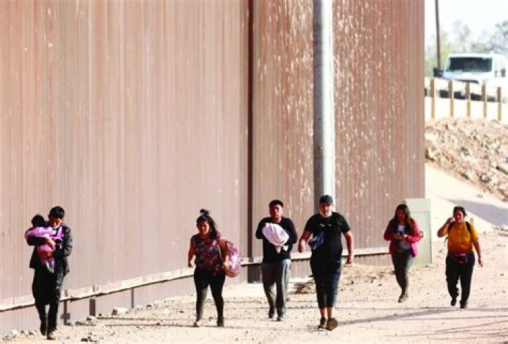 
When is Title 42 ending? Migrants line up at Yuma, Arizona border, Black Hawk helicopter circles the skies| See videos 